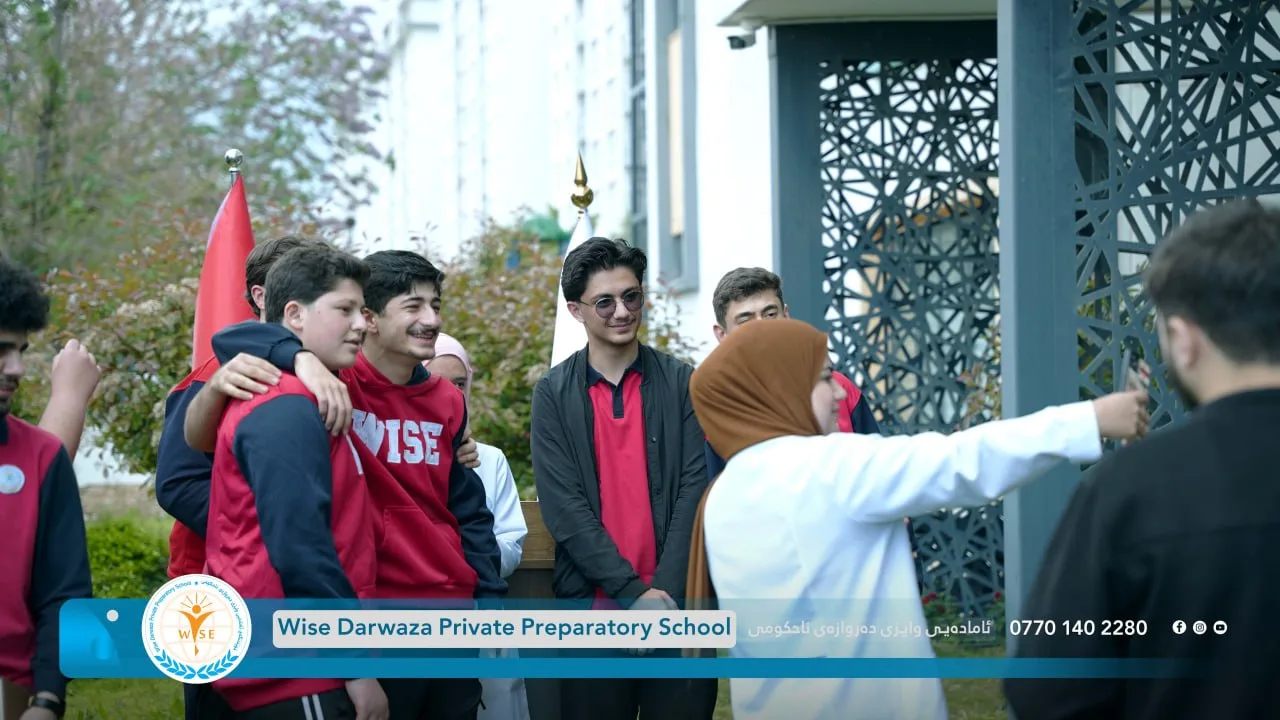 پەیامی وەفاداری: مەراسیمی ڕێزلێنانی خوێندکاران بۆ ستافی ئیدارە و مامۆستایان.